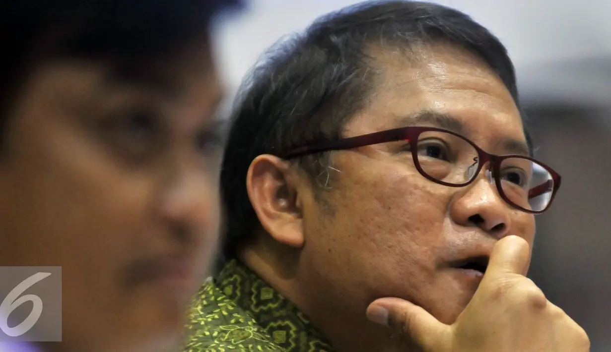 Menteri Komunikasi dan Informatika Rudiantara saat mendengarkan raker dengan Komisi I DPR, di Kompleks Parlemen, Senayan, Jakarta, (13/4). Raker tersebut membahas RUU tentang Informasi dan Transaksi Elektronik. (Liputan6.com/Johan Tallo)