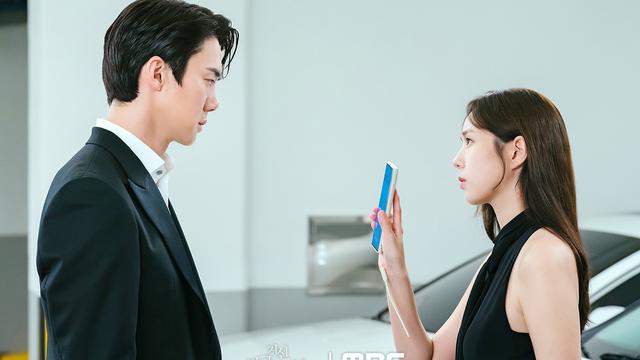 Yoo Yeon Seok dan Chae Soo Bin dalam drakor When the Phone Rings. (MBC via Netflix)