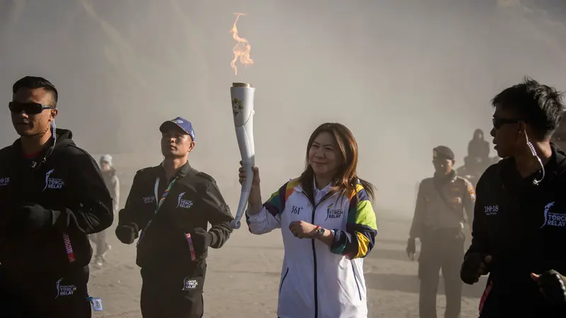 Susi Susanti Pimpin Penyalaan Api di Kaldron Gunung Bromo