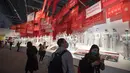 Sejumlah orang mengunjungi pameran tentang perjuangan China melawan epidemi COVID-19 di Wuhan, Provinsi Hubei, China tengah (15/10/2020). Pameran khusus tentang perjuangan negara tersebut melawan epidemi COVID-19 dimulai pada Kamis (15/10) di Wuhan.  (Xinhua/Xiao Yijiu)