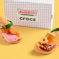 Krispy Kreme® dan Crocs™ berkolaborasi menghadirkan Crocs Classic Clog edisi terbatas bertema donat yang manis, playful, dan penuh gaya.