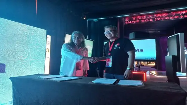 Penandatanganan master service agreement Executive Chairman and Co Founder WIR Group Daniel Surya dengan CEO DCI Indonesia Toto Sugir, Rabu, 31 Agustus 2022 (Foto: Liputan6.com/Elga N)