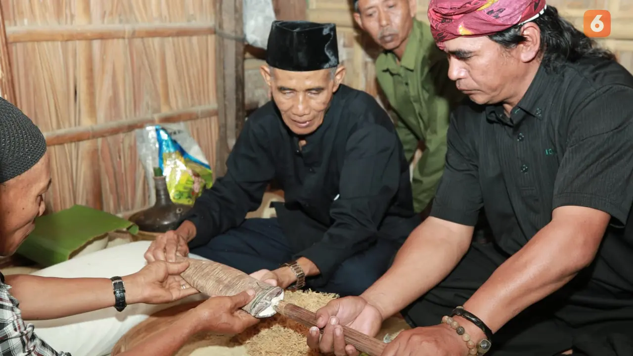 Juru rawat makam Buyut Cungking Jam'i (Pakai Songkok Hitam) bersama sejumlah tokoh adat Cungking menggelar ritual bersih pusaka peninggalakan leluhur mereka (Hermawan Arifianto/Liputan6.com)