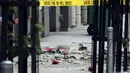 Puing-puing reruntuhan balkon terlihat di dekat troator, di California, AS, 16 Juni 2015. Enam mahasiswa dikabarkan terjatuh dan tewas akibat balkon di lantai 4 sebuah apartemen runtuh. (REUTERS/Elia Nouvelage)