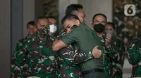 KSAD Jenderal TNI Andika Perkasa (kiri) memeluk Aprilia Manganang saat namanya berubah menjadi Aprilio Perkasa Manganang di Mabes AD, Jakarta, Jumat (19/3/2021). PN Tondano resmi mengabulkan permohonan pengubahan nama Aprilia Manganang menjadi Aprilio Perkasa Manganang. (Liputan6.com/Faizal Fanani)