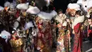 Perempuan Jepang berkimono yang merayakan ulang tahun ke-20 antre memasuki tempat untuk berpartisipasi dalam upacara resmi, yang biasa disebut upacara Kedewasaan di Yokohama dekat Tokyo, Senin (9/1/2023). Jepang menurunkan usia dewasa dari 20 tahun menjadi 18 tahun pada 2022. (AP Photo/Eugene Hoshiko)