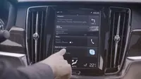 Volvo, pabrikan asal Swedia, jadi yang pertama yang mengintegrasikan aplikasi chatting Skype ke dalam mobil (Foto: Motor1.com).