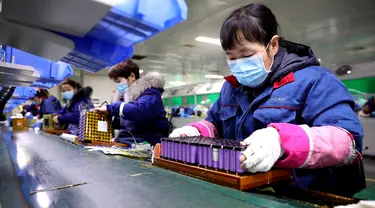 Karyawan bekerja di sebuah perusahaan di Changxing, Huzhou, Provinsi Zhejiang, China, Rabu (12/2/2020). Di bawah arahan dan dukungan otoritas setempat, banyak perusahaan di Zhejiang kembali beroperasi setelah melakukan pencegahan dan pengendalian wabah virus corona. (Xinhua/Xu Yu)