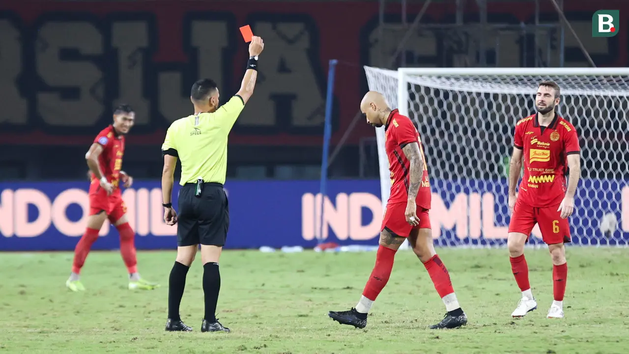 Kartu merah Gustavo Almeida saat Persija Jakarta vs Arema FC di BRI Liga 1 2024/2025