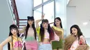 Memakai busana colorful, penampilan kelima member NewJeans ini tampak menyegarkan. Bahkan, tatanan rambut kelima member girl group ini membuatnya terlihat menggemaskan. (Liputan6.com/IG/@newjeans_official)