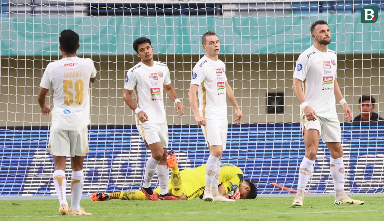 Pemain Persija Jakarta tampak kecewa setelah gagal mencetak gol ke gawang Persib Bandung pada laga pekan ke-28 Liga 1 2023/2024 di Stadion Si Jalak Harupat, Bandung, Sabtu (9/3/2024). (Bola.com/M Iqbal Ichsan)