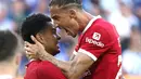<p>Kombinasi apik Mohamed Salah dan Darwin Nunez membongkar lini pertahanan Karlsruher. Nunez dengan apik menuntaskannya menjadi gol. (Daniel ROLAND/AFP)</p>