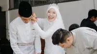 Gaun pengantin wanita ketumpahan kuah terasi di hari pernikahan. (dok. tangkapan layar video Instagram @senjakala.wedding/https://www.instagram.com/reel/C-VTMG7MGj4/)