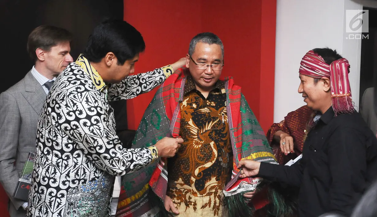Menteri Desa, PDT dan Transmigrasi, Eko Putro Sandjojo (tengah) mendapat penyematan kain ulos dari Maruarar Sirait dan Hasiholan Siahaan saat Peluncuran Buku Danau Toba dan Mangongkal Holi di Jakarta, Kamis (24/8). (LIputan6.com/Helmi Fithriansyah)