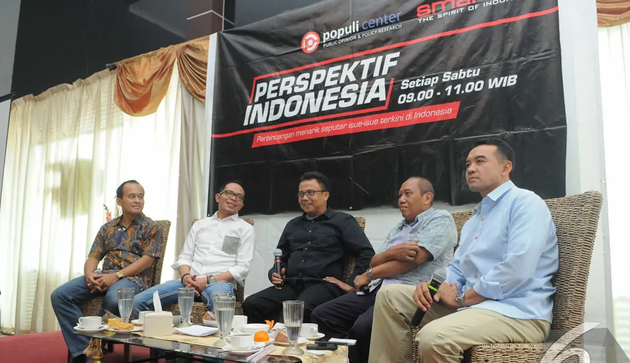 Menteri Ketenagakerjaan Hanif Dhakiri (kedua kiri) mengakui ada pro dan kontra terkait aksi lompat pagar saat dia menggelar inspeksi mendadak, Sabtu (8/11/2014) (Liputan6.com/Herman Zakharia) 