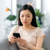 ilustrasi perempuan bingung sedih/Kate Kultsevych/Shutterstock