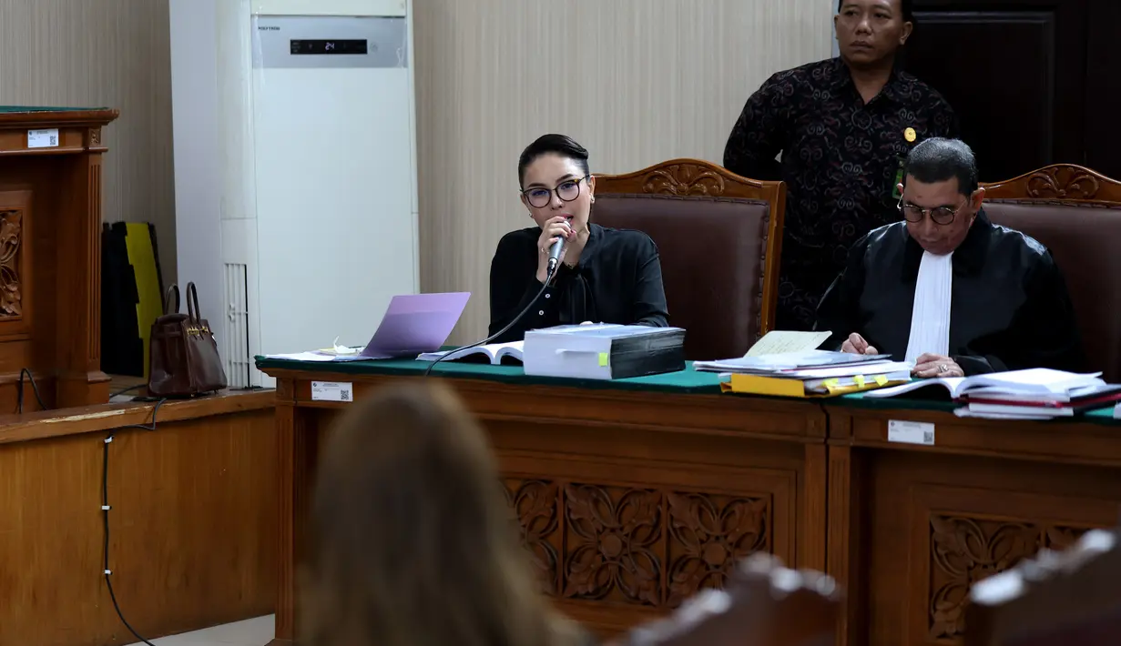 Salah satunya adalah Melvina Husyanti, owner Daviena Skincare, sementara tiga lainnya adalah saksi ahli. (Kapanlagi.com/Budy Santoso)