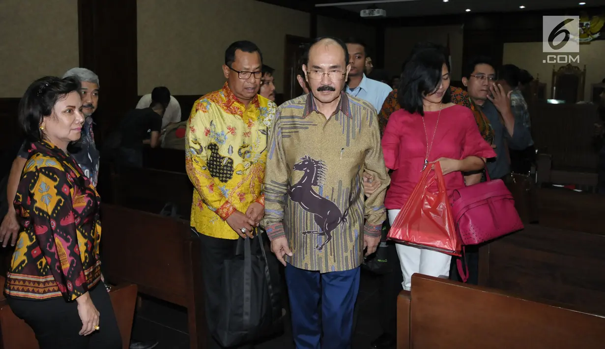 Terdakwa merintangi penyidikan KPK pada kasus korupsi e-KTP, Fredrich Yunadi usai sidang lanjutan di Pengadilan Tipikor, Jakarta, Kamis (31/5). JPU KPK menuntut terdakwa dihukum 12 tahun penjara, denda Rp 600 Juta. (Liputan6.com/Helmi Fithriansyah)