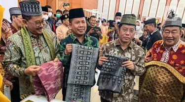 Wakil Menteri Agama DR. H. Zainut Tauhid (kiri) dan Dirjen Bimas Islam Kamaruddin Amin (kedua kanan) meninjau stand Kampung Zakat saat menghadiri sosialisasi Kampung Zakat Nasional, Jakarta, Kamis (24/11/2022). Kampung Zakat yang berkolaborasi dengan Kemenag, Baznas, LAZ, dan Pemda se-Indonesia untuk pemanfaatan zakat dalam rangka membantu pemerintah dalam pengentasan kemiskinan telah tersebar di 18 titik. (Liputan6.com/Faizal Fanani)