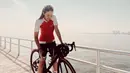 Perempuan 28 tahun ini kerap bersepeda di tempat-tempat dengan pemandangan indah. Selain bisa menjaga kebugaran tubuh, bersepeda bagi Enzy bisa juga sekaligus untuk berjalan-jalan santai melepas penat. (Liputan6.com/IG/@enzystoria)
