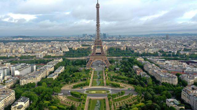 Lukisan Raksasa di Taman Menara Eiffel