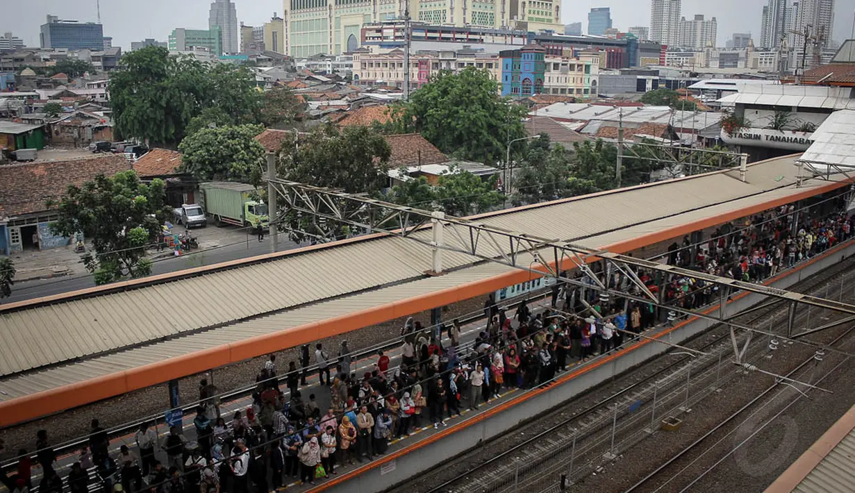 Tarif baru KRL untuk lima stasiun pertama yang semula Rp 2.000 akan menjadi Rp 5.000. Sedangkan untuk setiap tiga stasiun berikutnya, tarifnya tidak berubah, yaitu Rp 500, Jakarta, (7/10/14). (Liputan6.com/Faizal Fanani) 