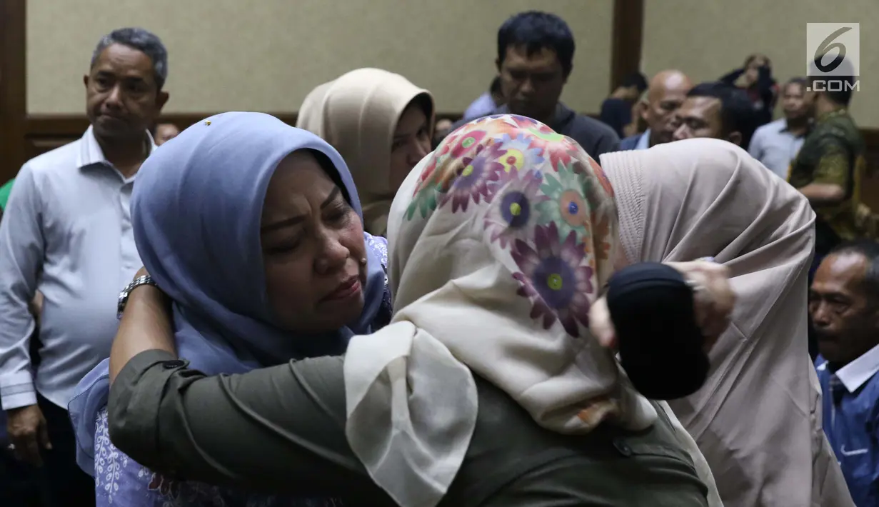 Terdakwa dugaan suap DPRD Sumatera Utara, Tiaisah Ritonga memeluk kerabatnya usai sidang pembacaan putusan di Pengadilan Tipikor, Jakarta, Kamis (14/02). Tiaisah divonis bersalah, dihukum empat tahun dan denda Rp100 juta. (Liputan6.com/Helmi Fithriansyah)