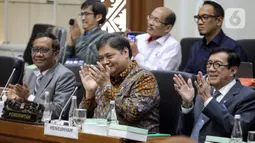 Menko Perekonomian Airlangga Hartarto (tengah) bersama Menko Polhukam Mahfud MD (kiri), dan Menkumham Yasonna Laoly (kanan) saat rapat dengan Baleg DPR membahas Peraturan Pemerintah Pengganti Undang-Undang (Perppu) Cipta Kerja di Kompleks Parlemen, Senayan, Jakarta, Rabu (15/2/2023). Baleg DPR menyetujui untuk membawa Perppu Cipta Keria ke Paripurna dan disahkan menjadi Undang-Undang (UU). (Liputan6.com/Faizal Fanani)
