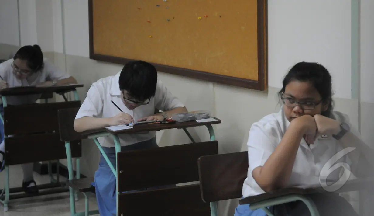 Sejumlah siswi saat mengerjakan Ujian Nasional  secara Manual di SMA Santa Ursula , Jakarta, Senin (13/4/2015). Mulai hari ini SMA/SMK sederajat menjalani Ujian Nasional 2015 baik secara online maupun Manual. (Liputan6.com/Herman Zakharia)