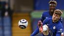 Chelsea sepertinya sudah cukup puas dengan skor 2-0. Mereka pun seolah tak bernafsu lagi untuk menambah gol di sisa waktu yang ada. Hingga peluit panjang, skor itu tak berubah. (Foto: AP/Pool/Justin Setterfield)
