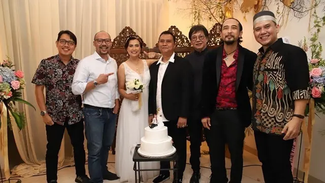 6 Potret Pernikahan Ari Gitaris Padi dan Dina Perama, Berteman Sejak Sekolah Dasar