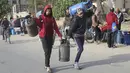 Mereka mengantre panjang demi menunggu giliran mengisi ulang tabung gas elpijinya yang sudah lama kosong. (AP Photo/Hatem Ali)