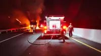 Detik-detik Bus Tingkat Gunung Harta Terbakar di Tol Madiun