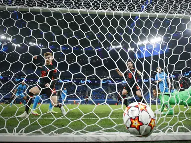 Pemain Chelsea Timo Werner (kiri) mencetak gol ke gawang Zenit St. Petersburg yang dijaga kiper Zenit Mikhail Kerzhakov pada pertandingan sepak bola Grup H Liga Champions di Gazprom Arena, St.Petersburg, Rusia, 8 Desember 2021. Pertandingan berakhir dengan skor 3-3. (AP Photo/Dmitry Lovetsky)