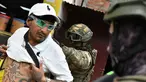 Tentara memeriksa punggung seorang pria untuk memeriksa tato geng selama operasi penghentian dan penggeledahan di Portoviejo, Ekuador, Kamis (11/1/2024). Presiden Ekuador Daniel Noboa pada Senin menetapkan keadaan darurat nasional karena gelombang kejahatan, sebuah tindakan yang memungkinkan pihak berwenang menangguhkan hak-hak masyarakat dan memobilisasi militer. (AP Photo/Ariel Ochoa)