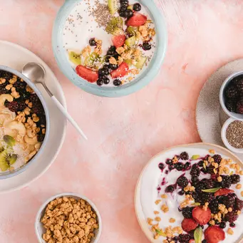 Mulai dari yogurt hingga buah dan kacang-kacangan, pilihan camilan ini cocok untuk menemani waktu santai tanpa rasa khawatir berlebihan. (Foto/Dok: Pexels)