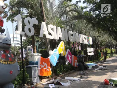Pekerja memasang neon box Asian Games di depan Balai Kota DKI Jakarta, Jumat (6/7). Pemasangan neon box tersebut untuk mensosialisasikan pelaksanaan Asian Games 2018. (Liputan6.com/Arya Manggala)