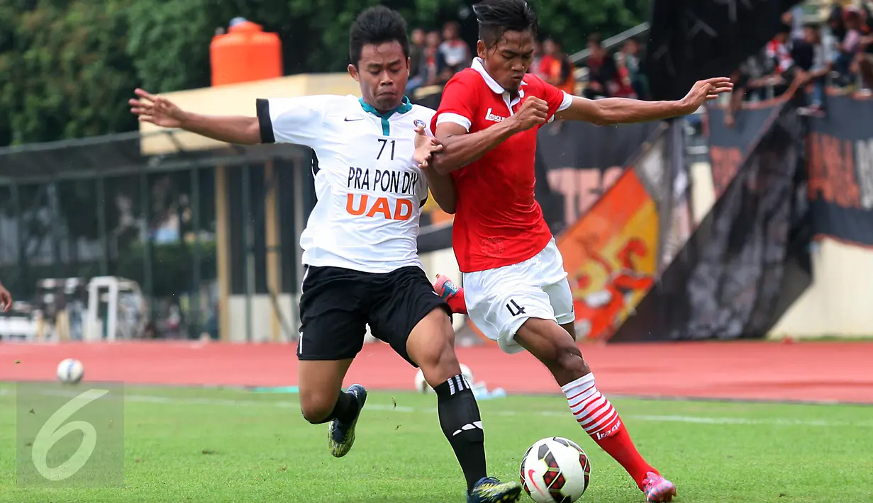 Pemain Persija, Ramadika  (kanan) berusaha melewati pemain Prapon DIY pada laga uji coba di Stadion UNY, Rabu (9/3/2016). Laga uji coba dilakukan Persija sebagai persiapan menghadapi turnamen  Piala Bhayangkara 2016. (Liputan6.com/Boy Harjanto)
