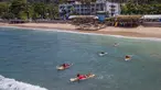 Para peserta berenang menuju area perlombaan dalam Kontes Selancar Phuket 2020 di Pantai Kalim di Phuket, Thailand (14/9/2020). Acara yang berlangsung selama tiga hari itu merupakan bagian dari kampanye pemerintah Thailand untuk mempromosikan pariwisata dan merangsang perekonomian. (Xinhua/Zhang Ker