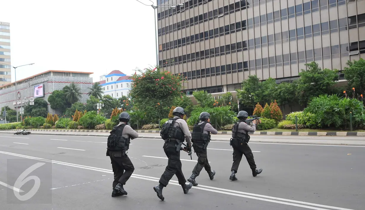 Tim Antiteror Brimob  bersiap melakukan peyergapan ke Gedung Cakrawala, tempat Starbucks dan bioskop Djakarta Theatre berada, Jakarta, Kamis (14/1). Gedung itu merupakan lokasi baku tembak antara polisi dengan pelaku ledakan. (Liputan6.com/Gempur M Surya)