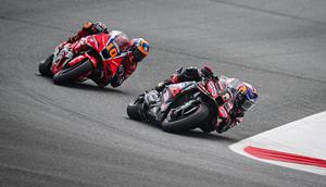Jorge Martin tampak ada di depan Luca Marini pada balapan MotoGP Austria 2025. (Jure Makovec / AFP)