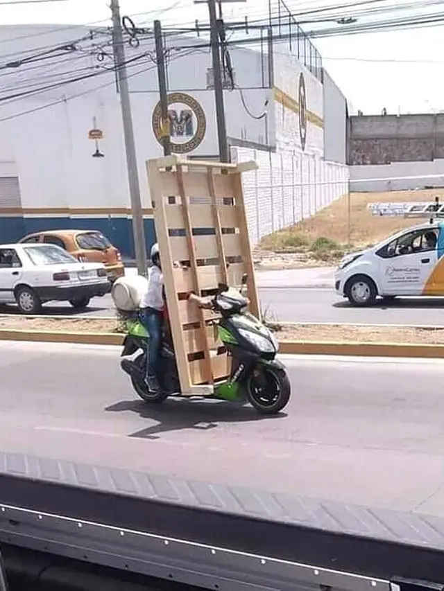 6 Gaya Bawa Barang di Motor yang Tak Boleh Ditiru