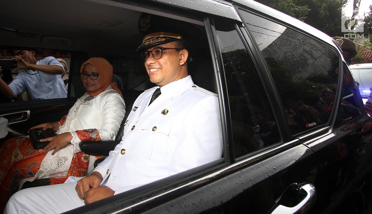 Gubernur DKI terpilih, Anies Baswedan dan istrinya, Rafi Fery Farhati berada di dalam mobil menuju Masjid Sunda Kelapa dari rumahnya di Lebak Bulus, Jakarta, Senin (16/10). Anies ke Sunda Kelapa untuk menemui Sandiaga Uno. (Liputan6.com/Immanuel Antonius)