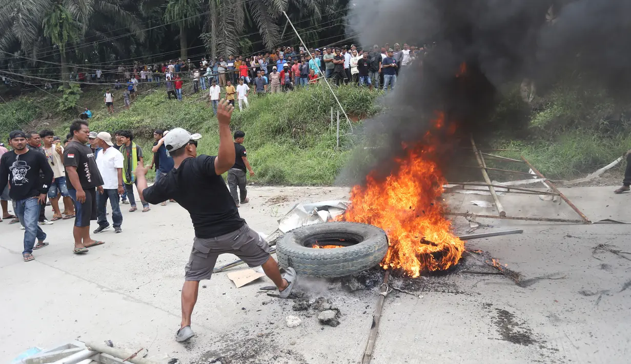 Diketahui sebelumnya, Gubernur Jawa Barat Dedi Mulyadi menjatuhkan sanksi ke sejumlah perusahaan tambang yang berada di wilayah Parung Panjang, Rumpin, dan Cigudeg. (merdeka.com/Arie Basuki)
