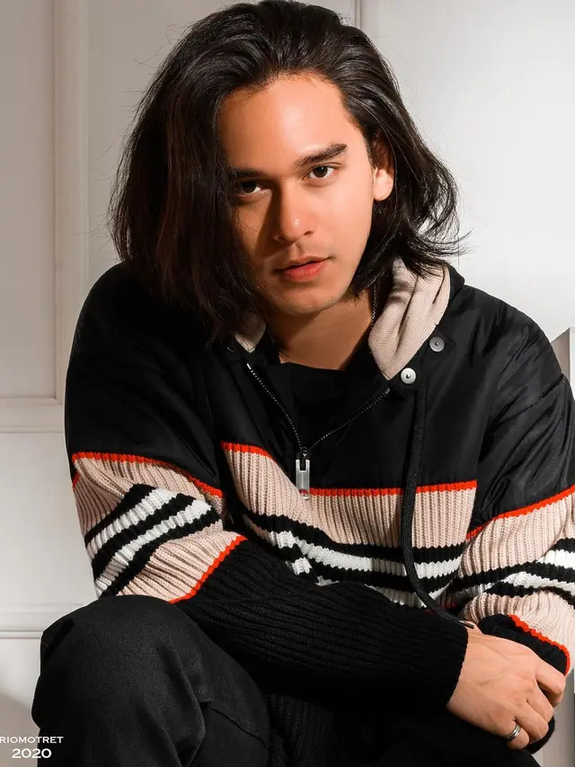 Pesona Seleb Pria dengan Rambut Gondrong