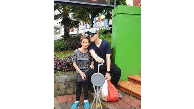 Potret Betrand Antolin bersama sang ibunda, setia menemani.