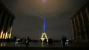 Menara Eiffel diterangi dengan warna-warna khas Ukraina untuk menandai peringatan satu tahun invasi Rusia ke negara tersebut, di Paris, Kamis, 23 Januari 2023. Menurut Kantor Komisaris Tinggi PBB untuk Hak Asasi Manusia (OHCHR) per 21 Februari 2023, sedikitnya 8.006 jiwa tewas, sementara 13.287 orang terluka sejak invasi Rusia ke Ukraina pada 24 Februari 2022. (AP Photo/Christophe Ena)