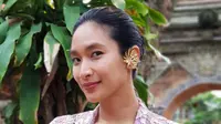 Tak hanya itu, Happy Salma juga sering menjalani pemotretan dengan berdandan seperti wanita Indonesia. (Foto: instagram.com/happysalma)