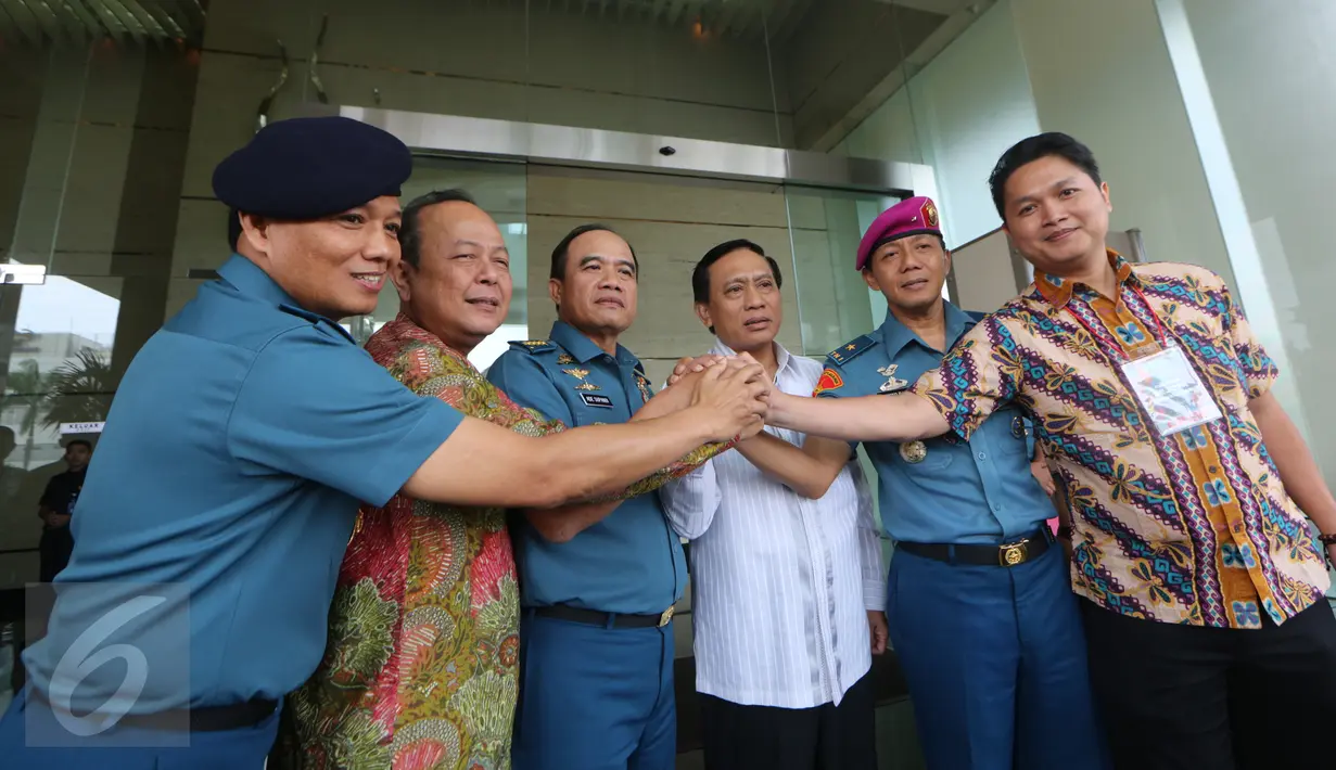 KSAL Laksamana TNI Ade Supandi (ketiga kiri) dan pimpinan redaksi Liputan6.com, Mohamad Teguh (kedua kiri) melakukan salam komando di lobi SCTV Tower, Jakarta, Sabtu (15/8/2015). (Liputan6.com/Herman Zakharia)