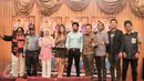 Pemain film 'Generasi Kocak 90an vs Komika saat peluncuran trailler, Jakarta, Selasa (24/1). Rumah produksi K2K Picture menghadirkan film komedi yang menampilkan deretan pelawak senior dan komika. (Liputan6.com/Yoppy Renato)